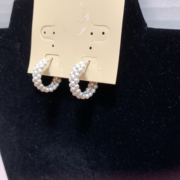 Host Pick ⭐️JTV 3 row mini pearls,925 silver 1” hoop earrings & vintage necklace - Picture 3 of 9